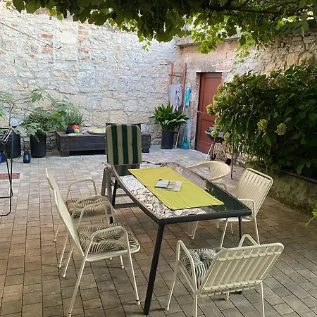 Rustic Jolly Apartman